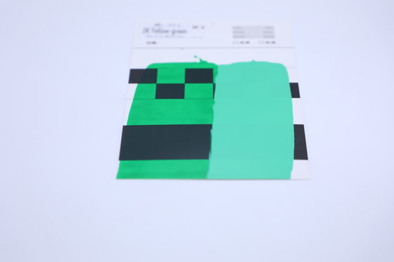 Haut brillant et jaune vert vif correspondant à la peinture d'origine de la voiture