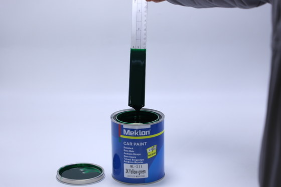 Haut brillant et jaune vert vif correspondant à la peinture d'origine de la voiture